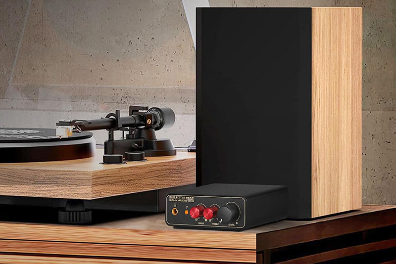 Nobsound T14-EQ posé sur une table avec vinyle en arrière-plan