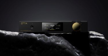 L'ensemble Hi-Fi Onix Zenith XDA20 (DAC) et XST20 (Transport SACD) présenté sur une structure en roche facettée, avec leurs écrans tactiles allumés.
