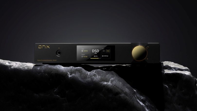 L'ensemble Hi-Fi Onix Zenith XDA20 (DAC) et XST20 (Transport SACD) présenté sur une structure en roche facettée, avec leurs écrans tactiles allumés.
