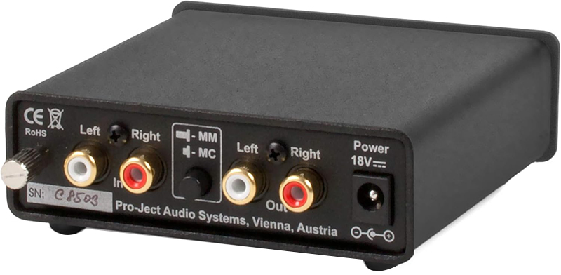 Vue arrière du Pro-Ject Phono Box DC montrant toutes les connexions audio.