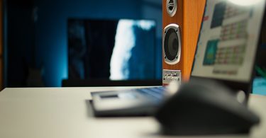 Pro-Ject Phono Box DC posé sur une table de salon avec vinyles autour.