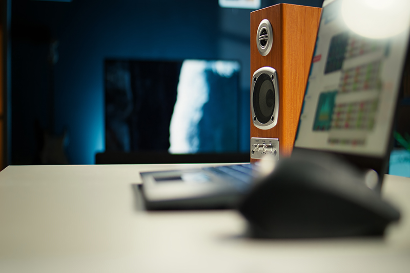 Pro-Ject Phono Box DC posé sur une table de salon avec vinyles autour.