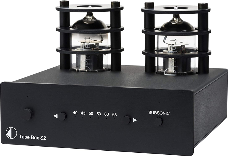 Cette vue met en avant la face avant du Pro-Ject Tube Box S2 avec ses boutons de contrôle et ses indicateurs lumineux. Elle permet de visualiser l’interface utilisateur conçue pour une utilisation intuitive. Le design épuré facilite les ajustements du signal audio selon les préférences de l’utilisateur.