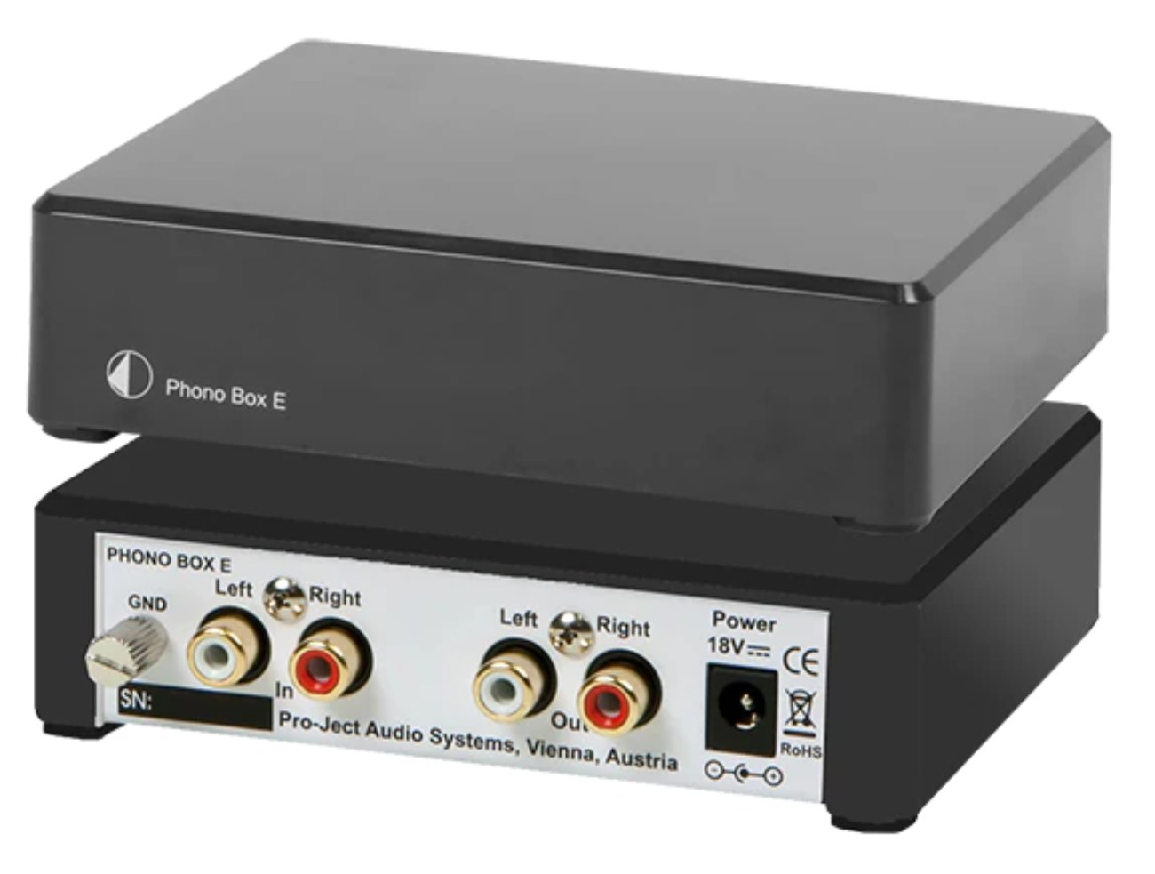 Vues avant et arrière du préamplificateur Pro-Ject Phono Box E montrant les entrées/sorties RCA plaquées or, la borne de masse GND et la prise d'alimentation 18V.
