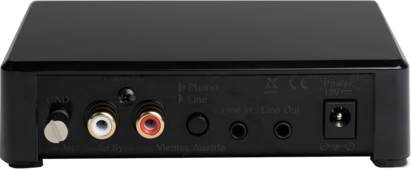 Vue arrière du Pro-Ject Phono Box E montrant les prises RCA et alimentation.