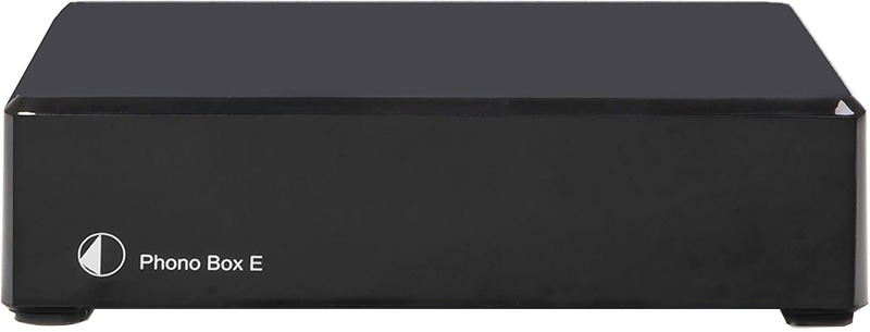 Gros plan sur la façade du Pro-Ject Phono Box E montrant boutons et connectiques avant.