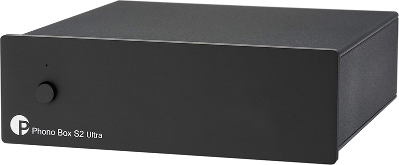 Cette image montre la face avant du Pro-Ject Phono Box S2 Ultra avec ses finitions métalliques et ses commandes simples. On distingue le bouton de réglage ainsi que l’indicateur lumineux. Elle met en avant la sobriété et la qualité de fabrication du produit.
