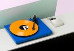 Une mise en situation élégante du Pro-Ject Phono Box S2 Ultra dans un environnement audiophile.