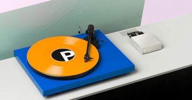 Une mise en situation élégante du Pro-Ject Phono Box S2 Ultra dans un environnement audiophile.