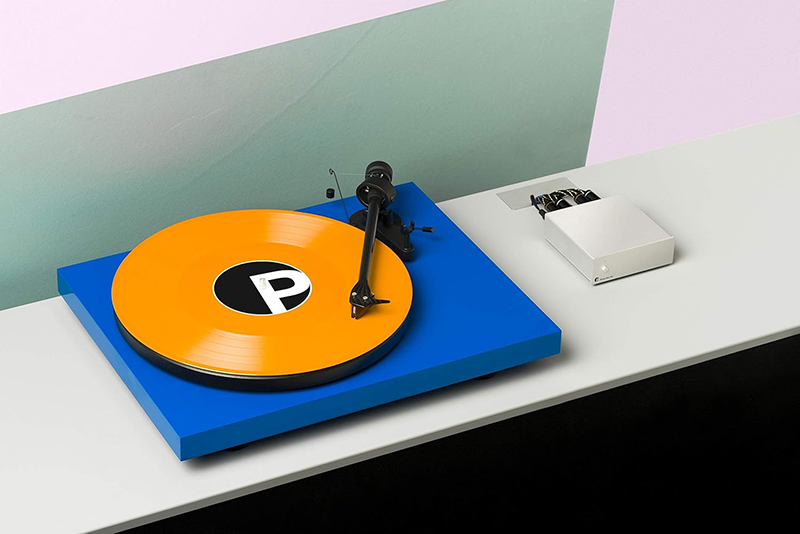 Une mise en situation élégante du Pro-Ject Phono Box S2 Ultra dans un environnement audiophile.