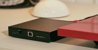 Rega Fono Mini A2D MK2 sur une table vintage avec vinyles