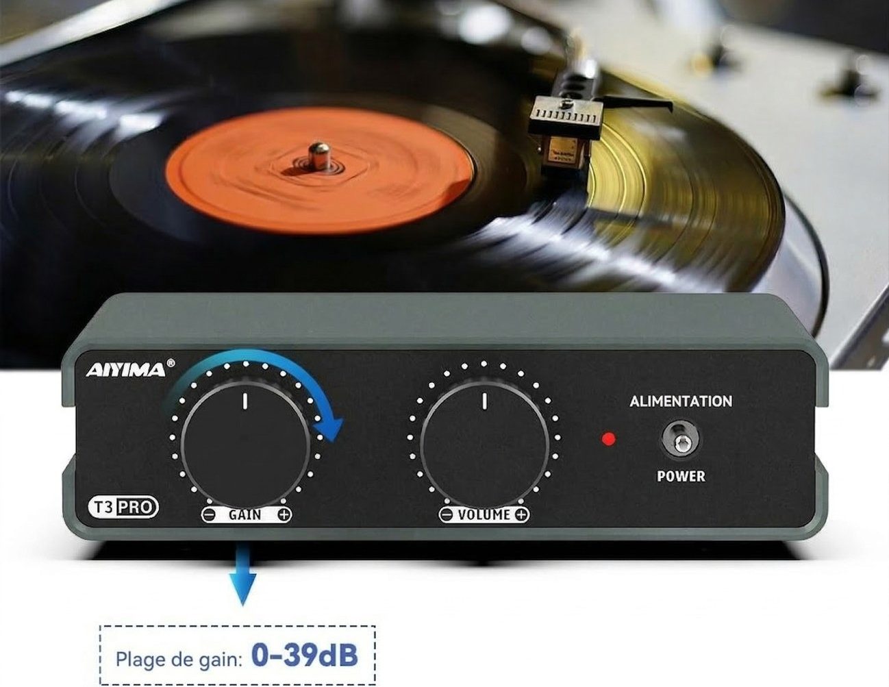 Gros plan sur la façade de l'AIYIMA T3PRO montrant le potentiomètre de gain ajustable de 0 à 39dB avec une platine vinyle en arrière-plan.