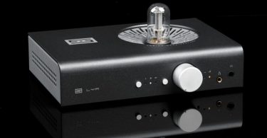 Amplificateur de casque hybride Schiit Lyr 5 noir avec tube 6SN7 apparent, architecture Fusion et potentiomètre de volume en aluminium sur fond noir avec reflet.