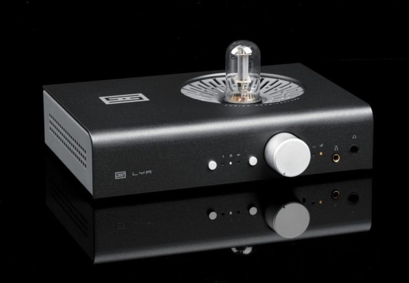 Amplificateur de casque hybride Schiit Lyr 5 noir avec tube 6SN7 apparent, architecture Fusion et potentiomètre de volume en aluminium sur fond noir avec reflet.
