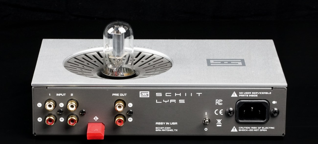 Face arrière de l'amplificateur Schiit Lyr 5 argenté montrant les deux entrées RCA, la sortie pré-amp, le module Forkbeard rouge, l'interrupteur d'alimentation et la mention Assembly in USA.