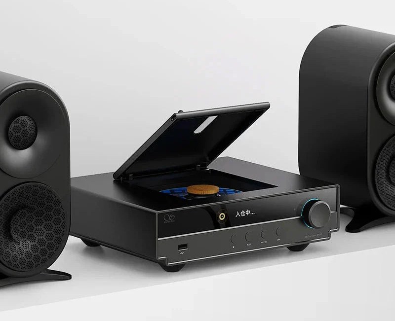Shanling CT90 noir avec capot ouvert et CD en cours de chargement