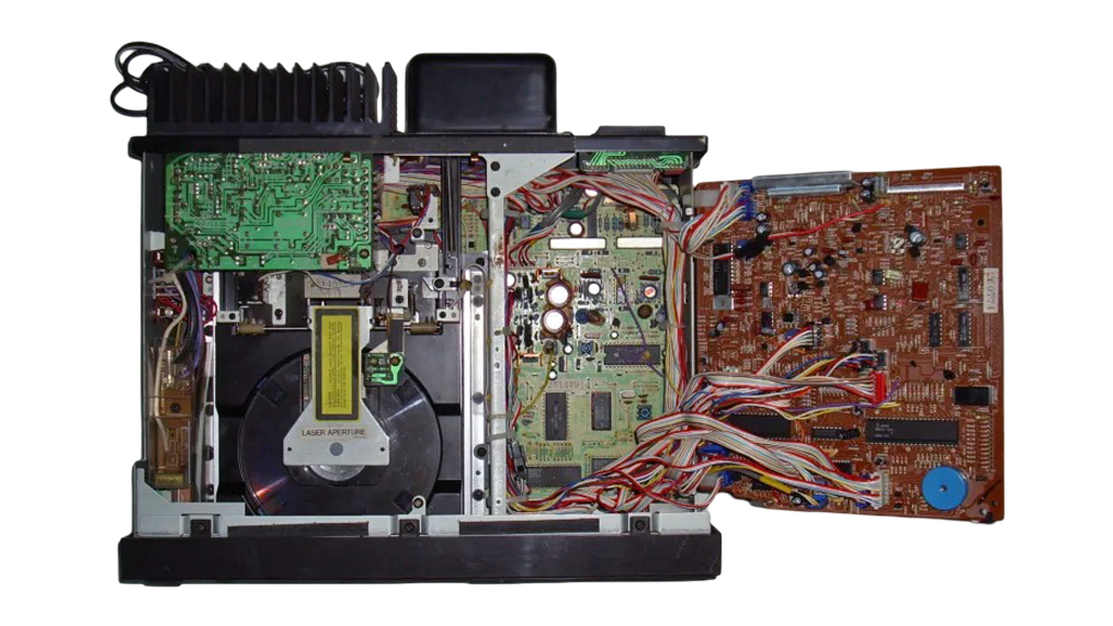 Intérieur du Sony CDP-101 : circuit imprimé principal avec les puces DAC CX-series, le mécanisme laser infrarouge et le câblage interne (1982)