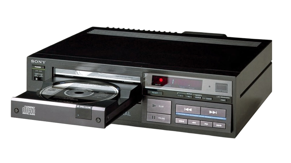 Sony CDP-101 vue 3/4 avec plateau motorisé ouvert et télécommande infrarouge — le lecteur CD pioneer de 1982 dans sa configuration d'utilisation