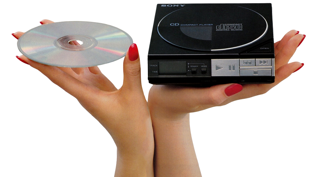 Deux mains tenant le Sony D-50 Discman (1984) et un compact disc : la miniaturisation qui a démocratisé le format CD auprès du grand public