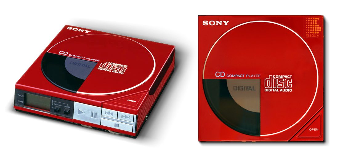 Le Sony D-50 (Discman) en version rouge, montré sous deux angles, illustrant sa compacité à peine plus grande qu'un boîtier de CD standard.