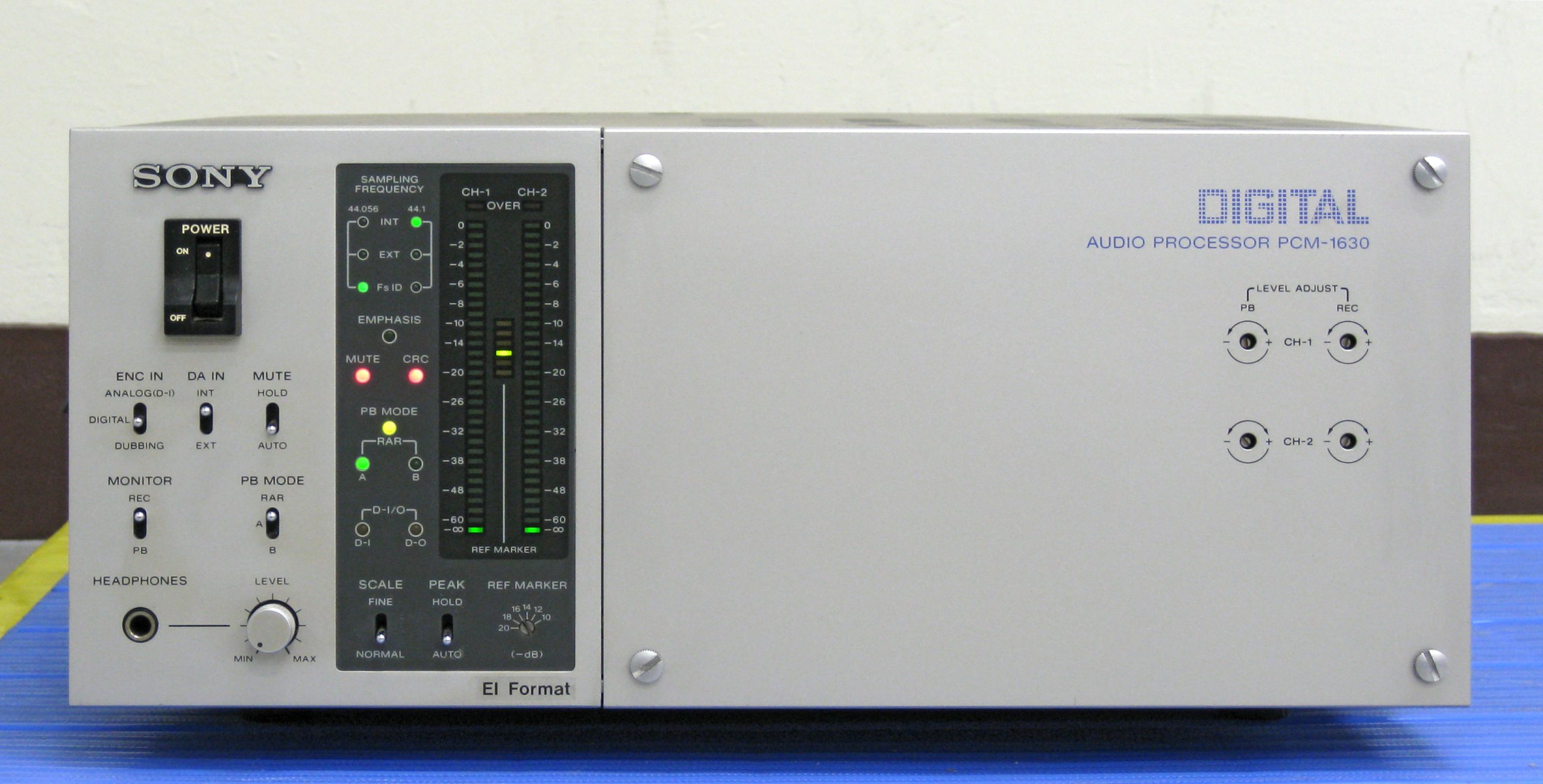 Sony PCM-1630 Digital Audio Processor : processeur audio numérique professionnel 16 bits / 44,1 kHz utilisé pour masteriser la quasi-totalité des CD pressés dans les années 1980 et 1990
