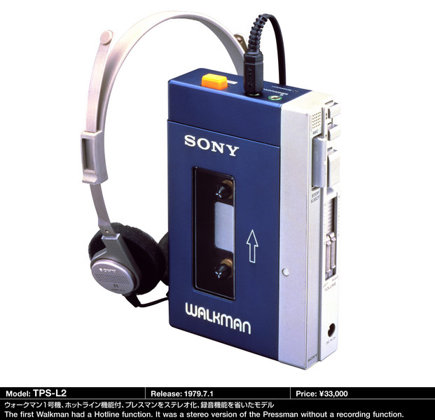 Vue détaillée du Sony Walkman TPS-L2 bleu avec son casque MDR-3L2, mettant en avant le bouton orange Hotline et les deux prises jack 3,5 mm.