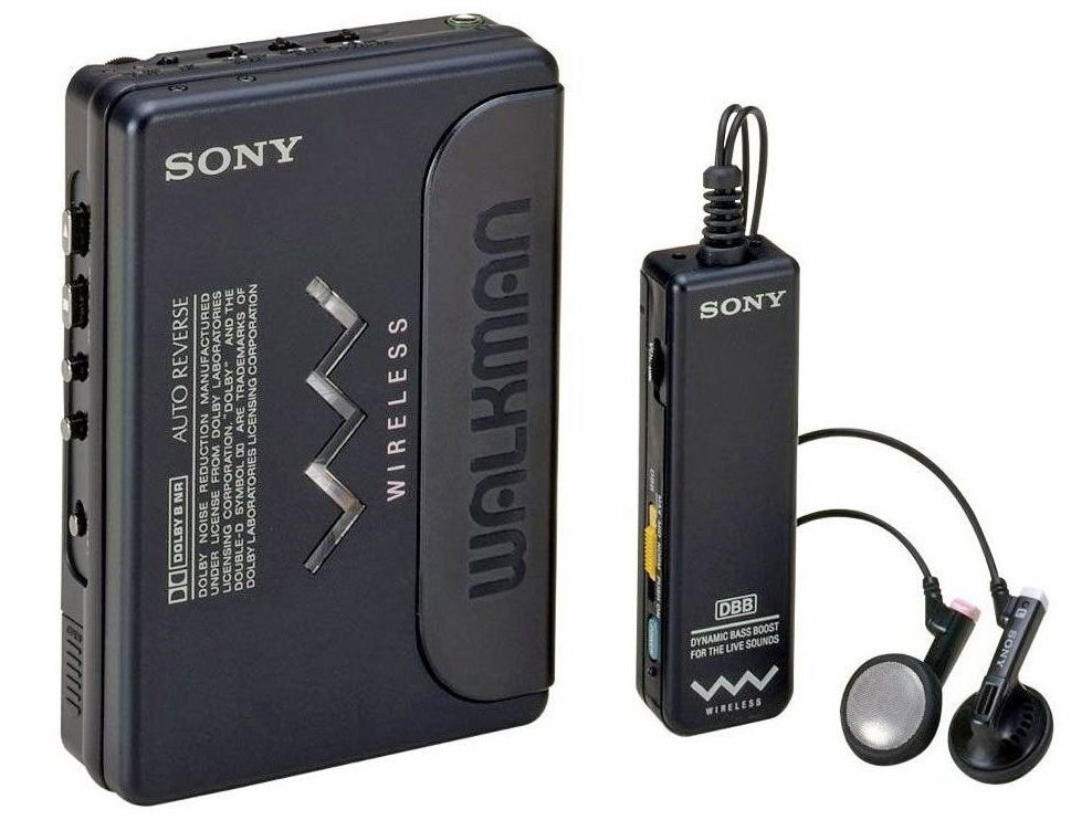 Le boîtier du Sony Walkman WM-505 noir à côté de son récepteur portable filaire pour écouteurs, premier système de baladeur cassette à transmission radiofréquence.