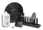 Kit complet de nettoyage vinyle Knosti Disco-Antistat comprenant le bac de lavage avec brosses en poils de chèvre, le liquide antistatique, l'entonnoir filtrant et le rack de séchage avec disques 33t et 45t.