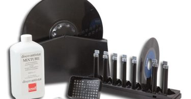 Kit complet de nettoyage vinyle Knosti Disco-Antistat comprenant le bac de lavage avec brosses en poils de chèvre, le liquide antistatique, l'entonnoir filtrant et le rack de séchage avec disques 33t et 45t.