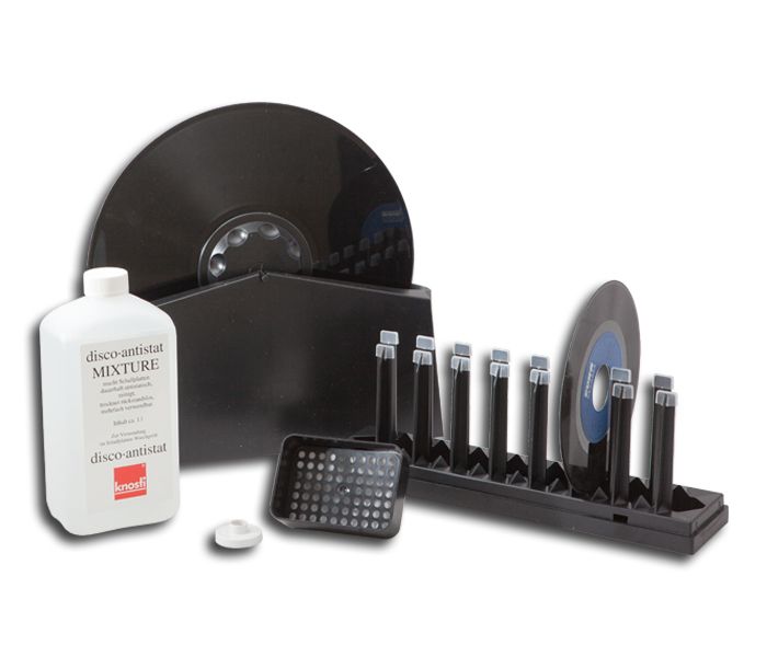 Kit complet de nettoyage vinyle Knosti Disco-Antistat comprenant le bac de lavage avec brosses en poils de chèvre, le liquide antistatique, l'entonnoir filtrant et le rack de séchage avec disques 33t et 45t.