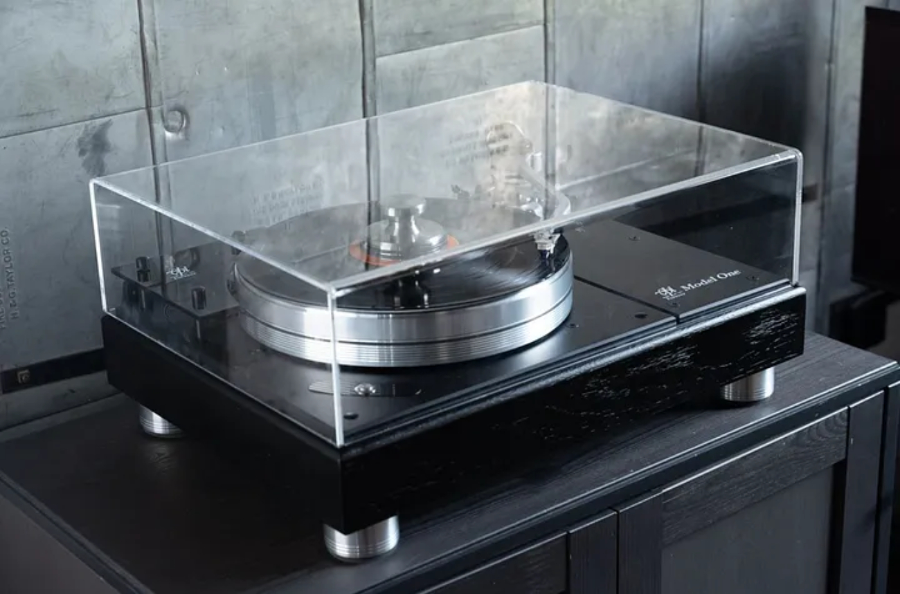 Platine vinyle VPI Forever Model One avec sa cloche anti-poussière transparente, révélant le plateau en aluminium, le bras en S et le châssis en chêne noir posé sur des pieds HW-40.