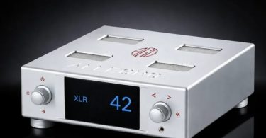 Vue de face de l'amplificateur intégré AGD Allegro en finition aluminium brossé, affichant l'entrée XLR et le volume 42 sur son écran numérique.