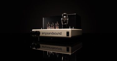 Préamplificateur ampandsound Badlands avec tubes 12AX7 et rectificateur sur châssis blanc, fond noir