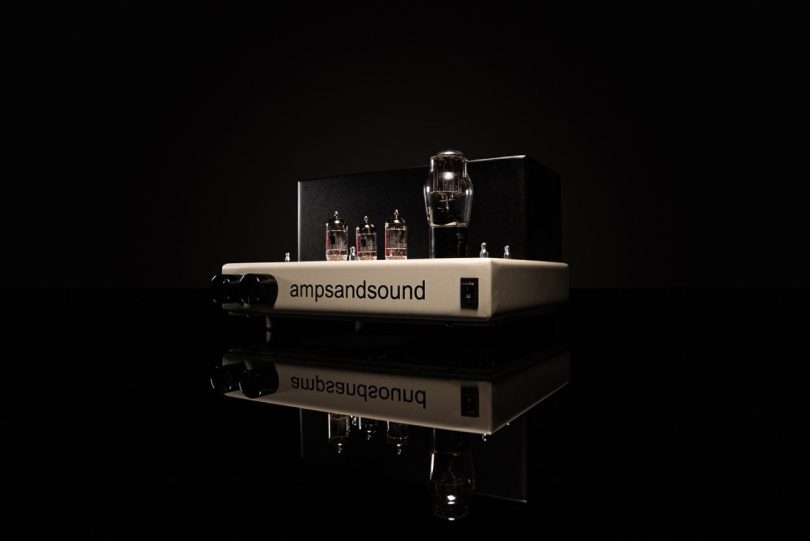 Préamplificateur ampandsound Badlands avec tubes 12AX7 et rectificateur sur châssis blanc, fond noir