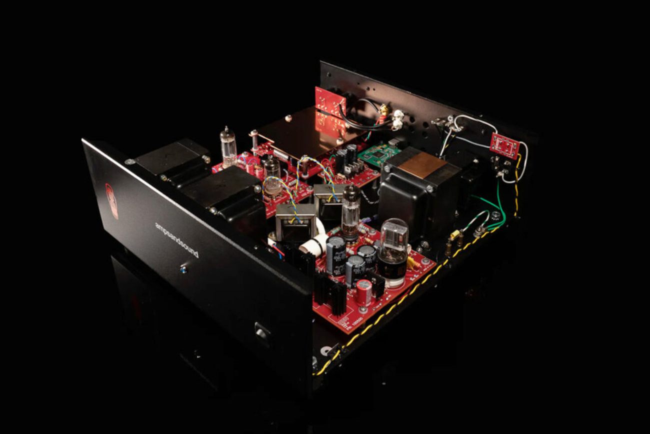 Vue interne du DAC R2R tube 4.4 ampandsound avec circuits rouges, tubes et transformateurs, châssis noir ouvert