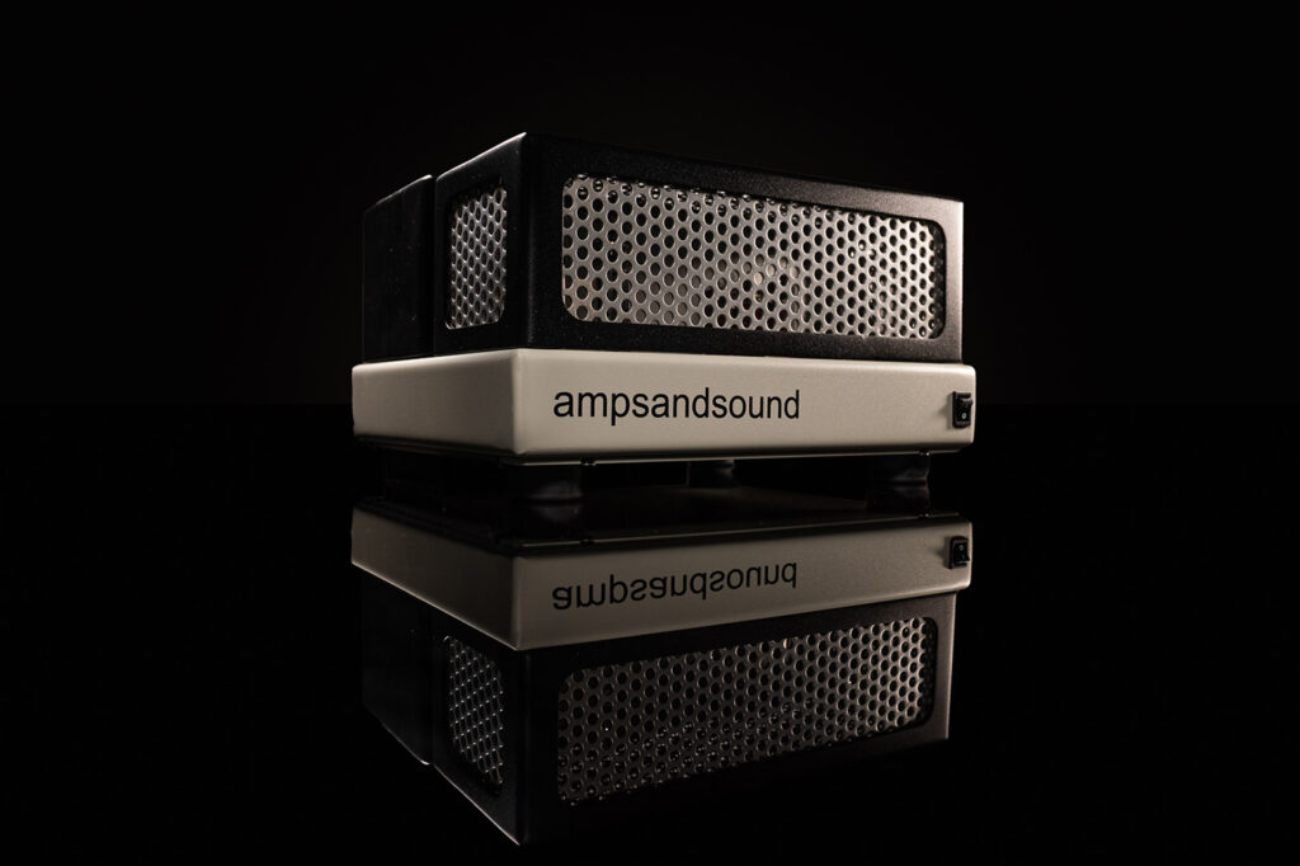 Amplificateur de puissance ampandsound Stereo 17 avec châssis ivoire et capot de transformateur noir perforé, fond noir