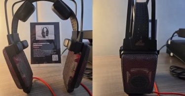 Prototype du casque Apos K1K earspeaker dérivé de l'AKG K1000, présenté à l'AXPONA 2026 avec ses transducteurs suspendus à distance des oreilles selon la géométrie ouverte d'origine