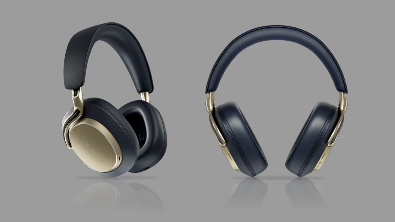 Casque Bowers & Wilkins Px8 S2 Midnight Blue en double vue studio — vue de profil à gauche montrant la coque or champagne brossée, vue de face à droite montrant l'arceau cuir bleu nuit et les coussinets assortis