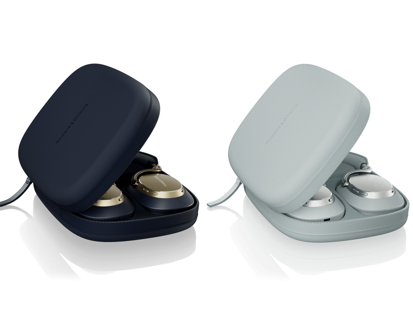 Les deux nouveaux coloris Bowers & Wilkins Px8 S2 photographiés côte à côte dans leurs étuis de transport — Midnight Blue avec coques or champagne à gauche, Pearl Blue avec coques argent à droite