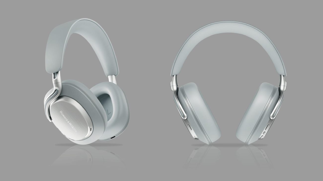 Casque Bowers & Wilkins Px8 S2 Pearl Blue en double vue studio — vue de profil à gauche montrant la coque argent brossée, vue de face à droite montrant l'arceau cuir bleu nacré pâle et les coussinets assortis