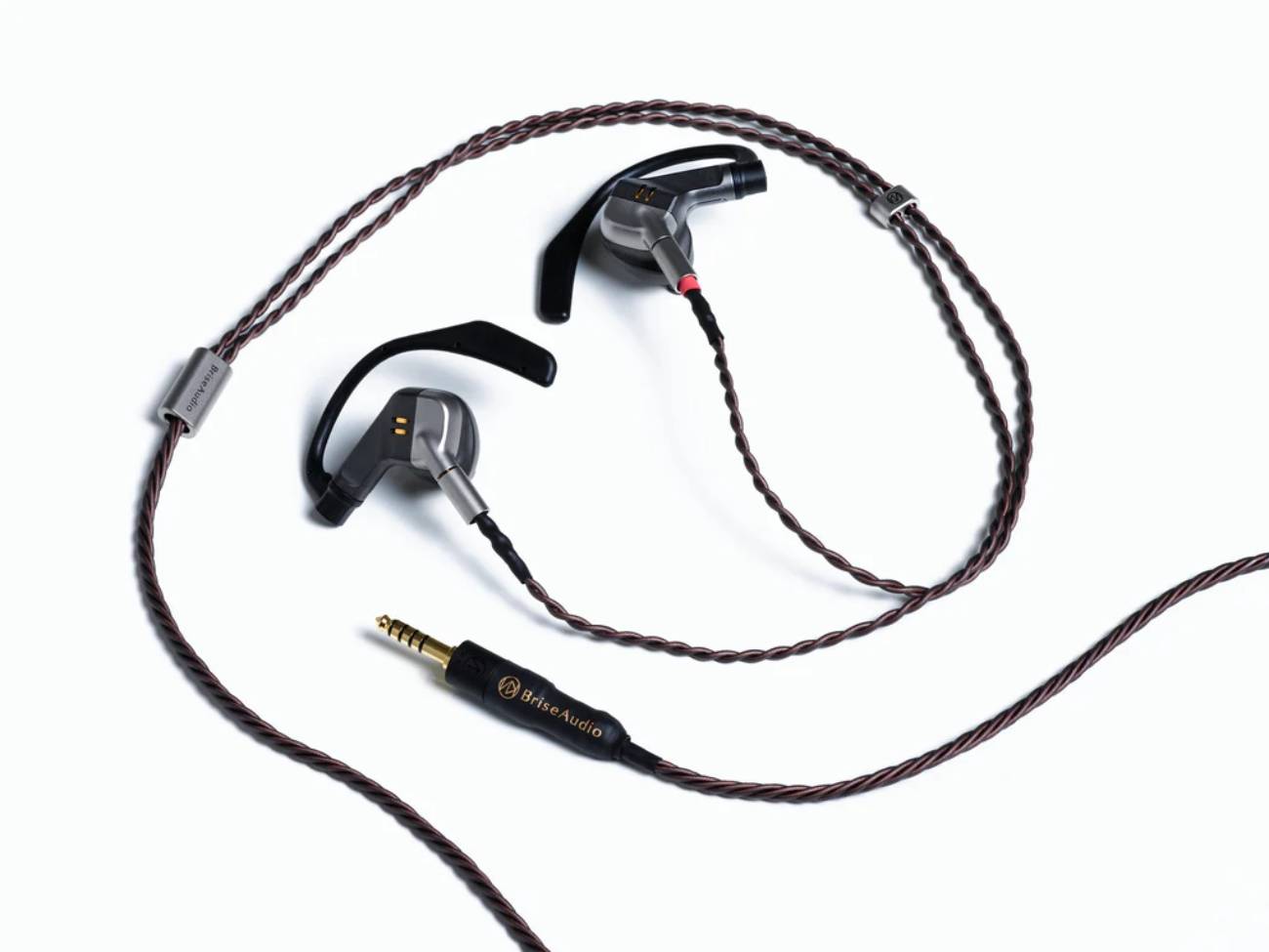 Écouteurs intra-auriculaires Brise Audio IBUKI accompagnés de leur câble BSEP en conducteur AKAGANE avec prise jack symétrique et connecteurs Pentaconn Ear