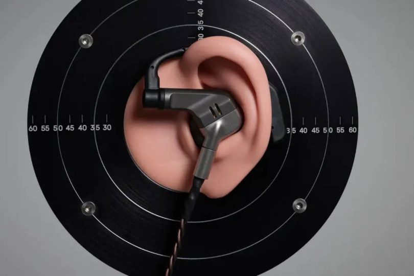 Écouteur intra-auriculaire Brise Audio IBUKI en titane Grade 5 avec revêtement PVD, positionné sur oreille de mesure pour test acoustique