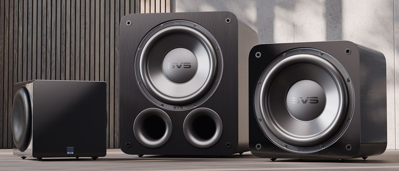 Comparaison de taille entre le subwoofer compact SVS 3000 Micro (à gauche) et deux caissons de basses SVS standards plus imposants, montrant le gain d'encombrement.
