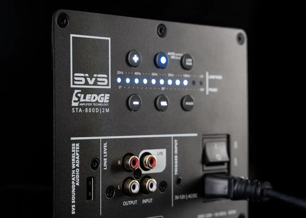 Panneau arrière de l'amplificateur Sledge STA-800D2M du SVS 3000 Micro, montrant les réglages LED, les entrées RCA, le port USB pour adaptateur sans fil et l'entrée Trigger.