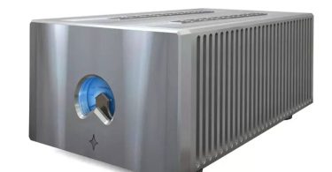 Constellation Audio Statement Mono, amplificateur de puissance monobloc avec châssis aluminium massif, ailettes de refroidissement et bouton de commande bleu signature