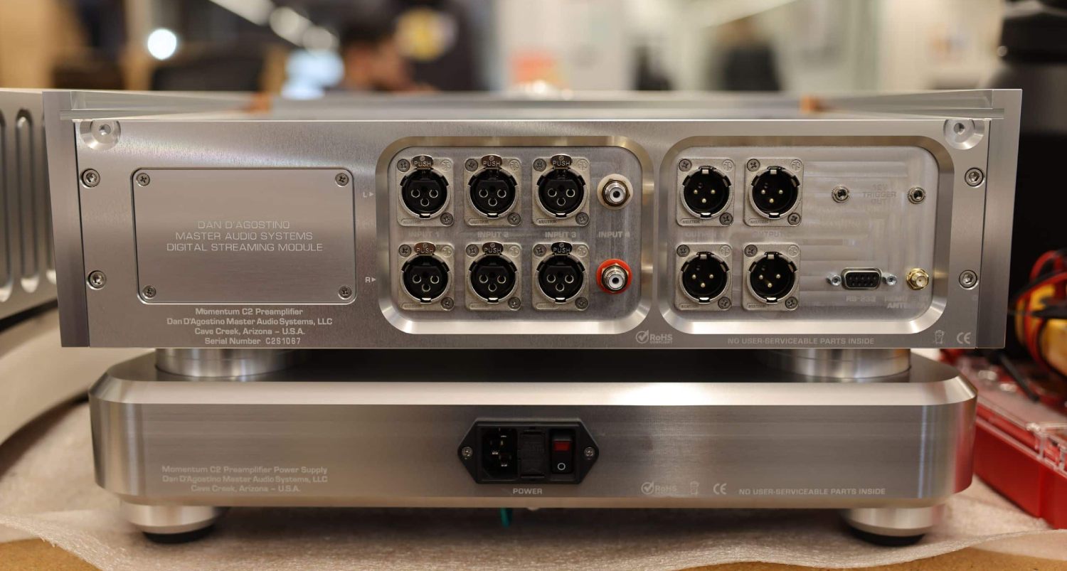 Dan D'Agostino Momentum C2 préamplificateur face arrière, connectique XLR entrées sorties, module streaming numérique, alimentation séparée