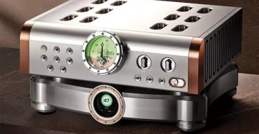 Dan D'Agostino Momentum C2Z préamplificateur vue face, vumètre vert style horlogerie suisse, châssis aluminium et cuivre