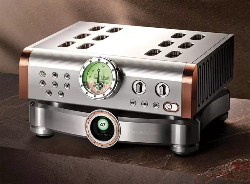Dan D'Agostino Momentum C2Z préamplificateur vue face, vumètre vert style horlogerie suisse, châssis aluminium et cuivre