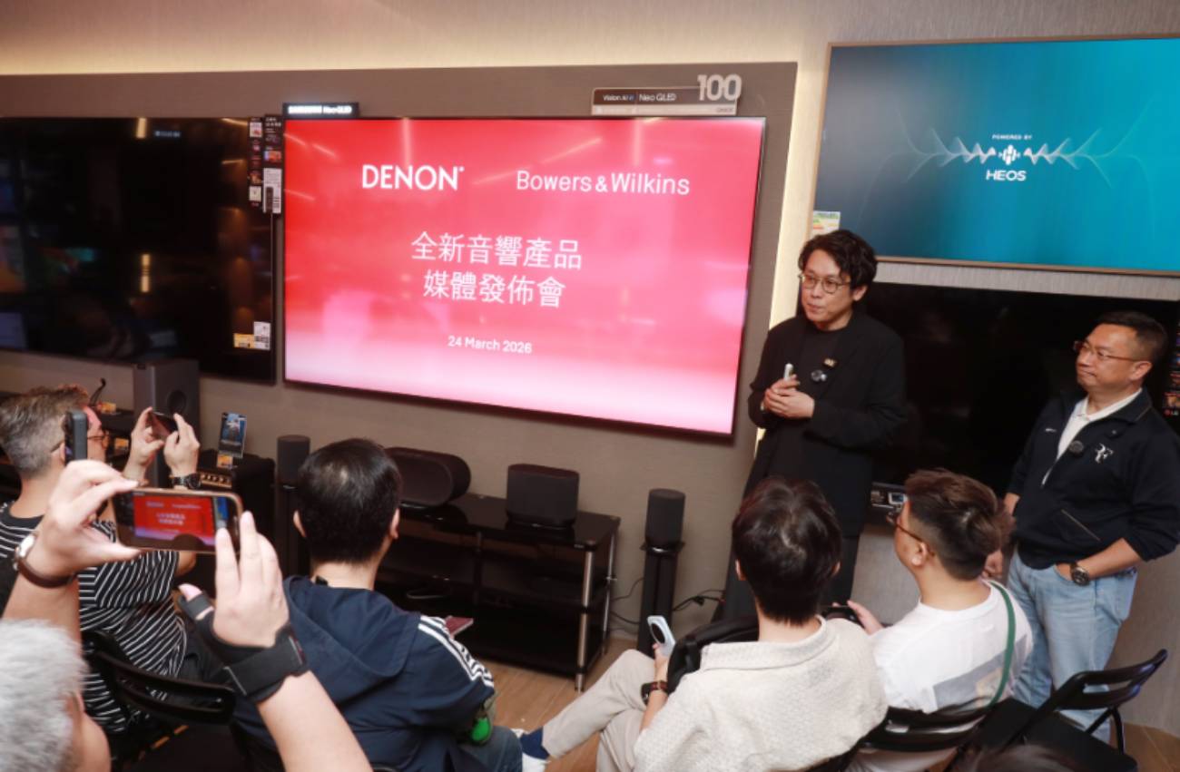 Conférence presse conjointe Denon et Bowers & Wilkins devant un écran affichant les logos des deux marques et la date du 24 mars 2026, avec journalistes et représentants de marque