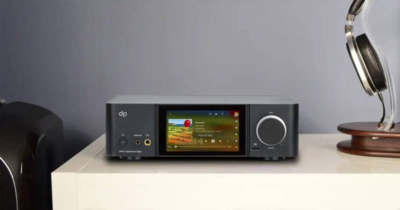 Dorpo DMP-A1, streamer réseau et DAC audiophile avec écran tactile couleur affichant la lecture d'une piste PCM 44,1 kHz